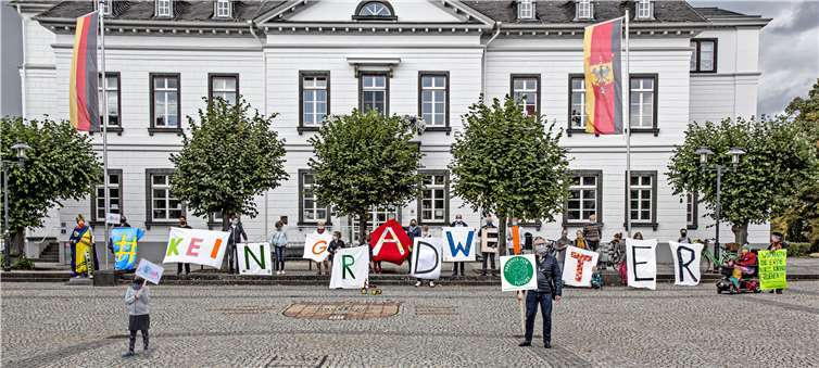 Zum außerplanmäßigen Glockengeläut (dank Kaplan Thomas Hufschmidt) versammelten sich Sinziger BürgerInnen am Freitagnachmittag auf dem Sinziger Kirchplatz, um mit einer Fotoaktion für mehr Klimaschutz zu streiken. Foto: Clarissa Figura