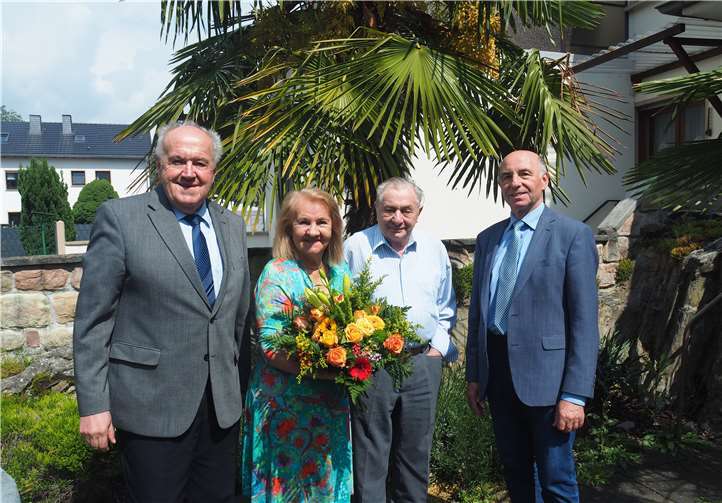 Zum besonderen Fest der Eisernen Hochzeit erhielt das Ehepaar Besuch vom Kreisbeigeordneten Rudi Zenz und dem Ersten städtischen Beigeordneten Bernhard Wiemer.Foto: privat