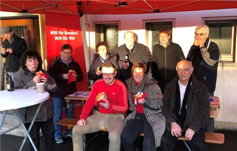 Zum diesjährigen Fischessen trafen sich Genossinnen und Genossen sowie interessierte Bürger vor der maroden Mehrzweckhalle. Foto: SPD Stadtverband Bendorf