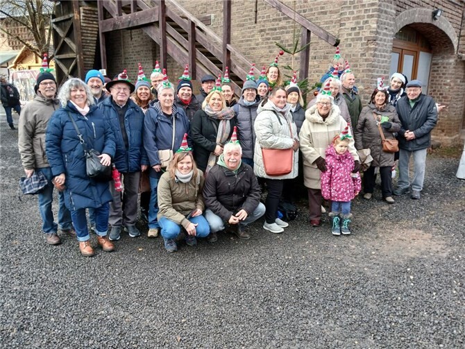 Zum diesjährigen Jahresausflug machte sich der Förderverein am Samstag, 06.12.25, zur Burg Satzvey auf.Dort gab es auf dem Weihnachtsmarkt viel zu entdecken. Foto: privat