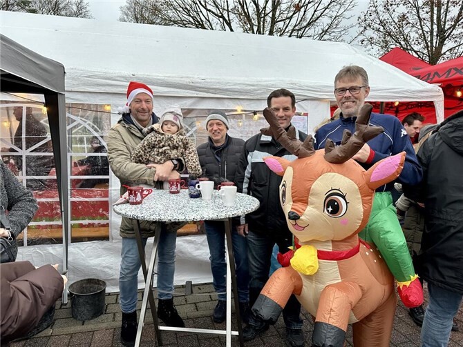Zum dritten Mal fand am 29. November 2025 der Weihnachtsmarkt in der Ortsgemeinde Breitscheid direkt an der Marienschule statt. Foto: privat