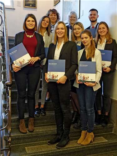 Zum erfolgreichen Abschluss gratulierten Ausbildungsleiterin Rita Gonschior (3. v. l.) und Jutta Damen (5. v. l.) den jungen Bankkaufleuten (v. l.): Andrea Baumung, Anne Bollinger, Famara Westerhoff, Albina Peters, Lisa Otten, Vinko Puskaric, Alina Rempel; nicht auf dem Bild: Jessica Pankraz.Foto: Sparkasse Neuwied