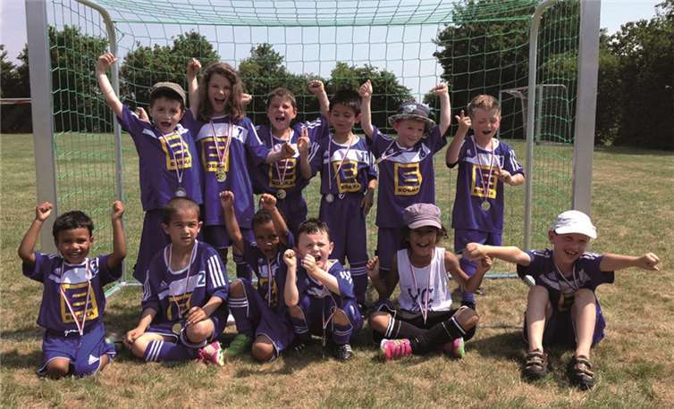 Zum erfolgreichen Saisonabschluss erhielt jeder Bambino eine Medaille.privat