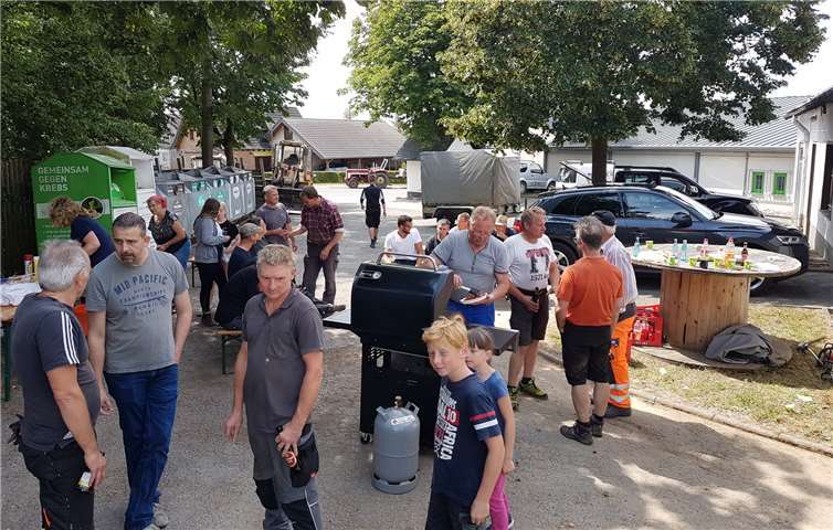 Zum ersten Aktionstag waren viele freiwillige Helfer gekommen. Fotos: privat