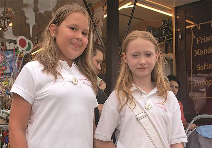 Zum ersten Mal bei der Dähler Kirmes hatten die beiden jungen Mädels (von links) Alina Nürenberg und Michelle Bittmann gemeinsam einen Baumspruch vorgetragen.