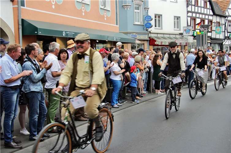 Zum ersten Mal bei einer Rheinbach Classics dabei: Eine Fahrradgruppe mit historischen Fahrrädern bis 1955. -STEIN-