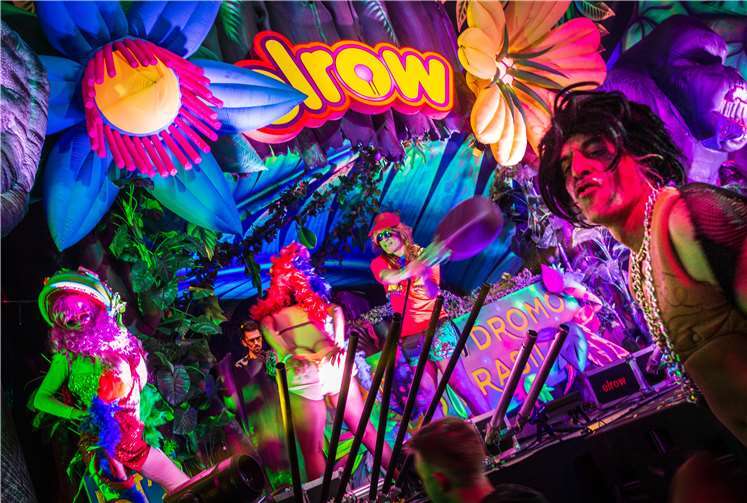 Zum ersten Mal dabei war die spanische Partyreihe elrow, die mit zwei Hochseecontainern voll Dekoration ihr Zelt in einen Dschungel verwandelten.