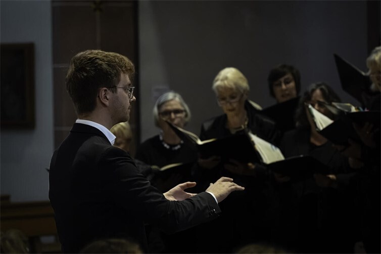 Zum ersten Mal dirigierte der neue Chorleiter Constantin Scholl. Mit ihm beginnen die Proben am neuen Programm am 21.09.