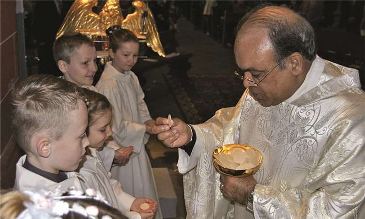 Zum ersten Mal empfangen die Kinder den „Lieb Christi“.-PS-