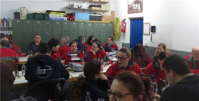 Zum ersten Mal fand die Mitgliederversammlung des Rhenser Roten Kreuzes in der vereinseigenen Fahrzeughalle statt.  DRK Rhens