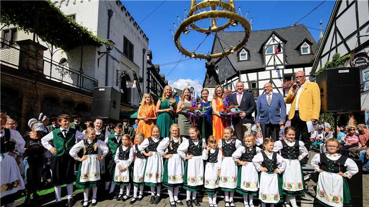 Zum ersten Mal fand die feierliche Krönungsveranstaltungim Weinhof unter den Augen der Weinhex am Weinbrunnen statt. Fotos:EP