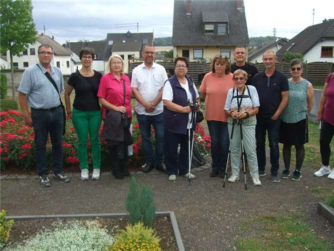 Zum ersten Mal fand nun ein Rundgang über den Friedhof in Andernach-Miesenheim statt. Foto: privat
