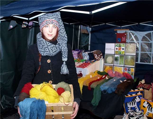 Zum ersten Mal gab es auf dem Nikolausmarkt natürlich gefärbte Wolle zu erstehen. US