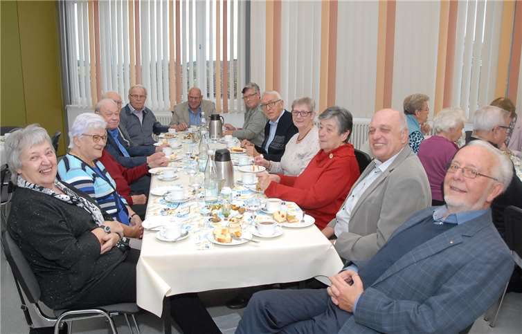 Zum ersten Mal im Herbst statt im Frühjahr: Aber die Senioren freuten sichauch in diesem Jahr über die Gelegenheit zu netten Gesprächenin einem angenehmen Rahmen bei Kaffee und Kuchen.