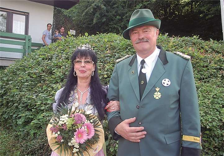 Zum ersten Mal in der Geschichte der Königsfelder Bruderschaft konnte eine Amazone zur Königin gekrönt werden. Irene Hirsch holte um 16.04 Uhr mit dem 84. Schuss den Vogel von der Stange.