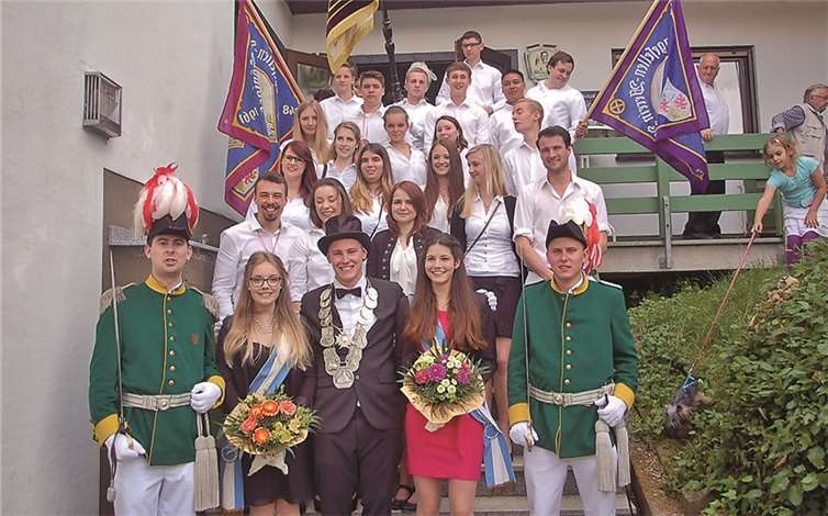 Zum ersten Mal in der Geschichte der Königsfelder Bruderschaft konnte eine Amazone zur Königin gekrönt werden. Irene Hirsch holte mit dem 84. Schuss den Vogel von der Stange. Weiter waren auf den Königsadler erfolgreich: Kopf, Franz - Josef Schmitz, linker Flügel, Josef Fleischer, rechter Flügel, Irene Hirsch, Schweif, Heinz Hirsch und der Rumpf Irene Hirsch.privat