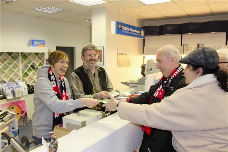 Zum ersten Mal in der Vereinsgeschichte können Kartenwünsche für die Heimspiele auch außerhalb der Geschäftsstelle erfüllt werden. Guido Kölzer