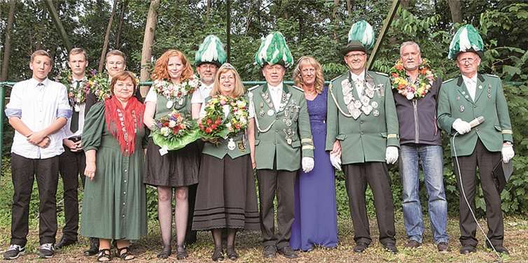 Zum ersten Mal in ihrer 157-jährigen Geschichte hat die St. Hubertus Schützensbruderschaft Oberdrees einen weiblichen Schützenkönig. Magdalena von Goscinski (Siebte von links) holte mit dem 147.Schuss den Königsvogel von der Stange. Am Schützenfest Montag wurden auch die übrigen Majestäten ermittelt.Jost