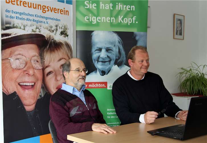 Zum ersten Mal informieren Uwe Moschkau und Ralph Seeger (v.l.) in Adenau Menschen, die ehrenamtlich eine gesetzliche Betreuung führen wollen.privat