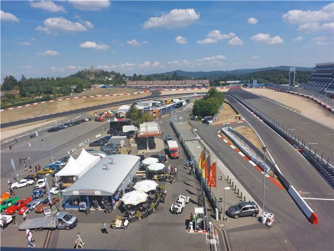 Zum ersten Mal nach 2 Jahren fand der OldtimerGP bei bestem Wetter statt. Fahrerlager mit Blick auf die Nürburg. Foto: Klaus Ridder