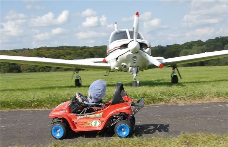 Zum ersten Mal sah man auch blitzschnelle Modellautos über diePisten flitzen, die üblicherweise den Flugzeugen vorbehalten sind.