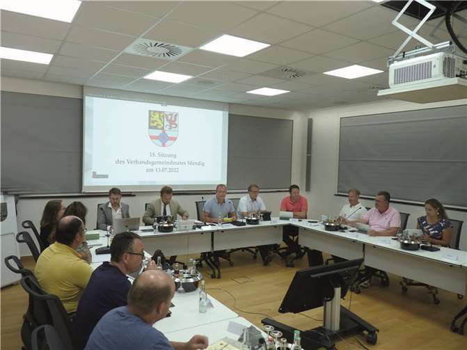 Zum ersten Mal tagte der Verbandsgemeinderat im neuen Sitzungssaal des Mendiger Rathauses.  Foto: FRE