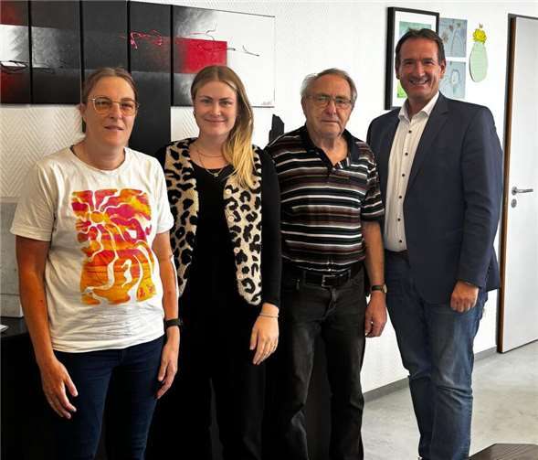 Zum ersten Mal wird der Volkslauf des Sportvereins (SV) Urmitz 2026 um einen Firmenlauf erweitert. An dem traditionsreichen Sportevent werden zukünftig mit Unterstützung der Verbandsgemeinde (VG) Weißenthurm Teams aus den Unternehmen teilnehmen können. Darauf einigten sich VG-Bürgermeister Thomas Przybylla und Wirtschaftsförderin Kim Lachmann mit dem Abteilungsleiter Leichtathletik des SV Urmitz, Kurt Schüller.  Foto: VG Weißenthurm / Martina Schmitz