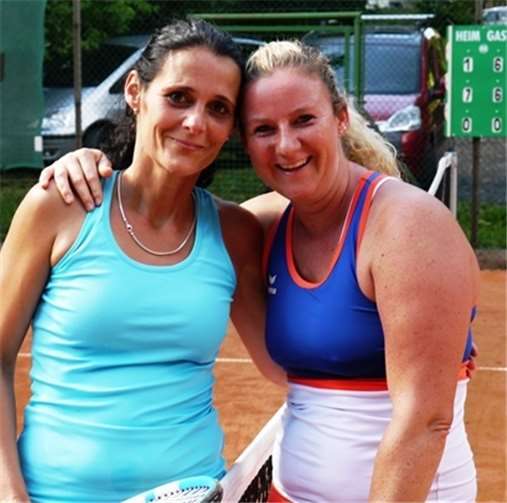 Zum ersten MalClubmeisterin bei den Damen wurde Natanja Neitzert (r.). Hier mit Vize Conny Kopp.