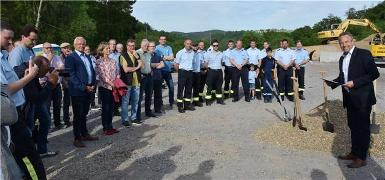Zum ersten Spatenstich erläuterte Bürgermeister Breithausen rechts das Bauprojekt.