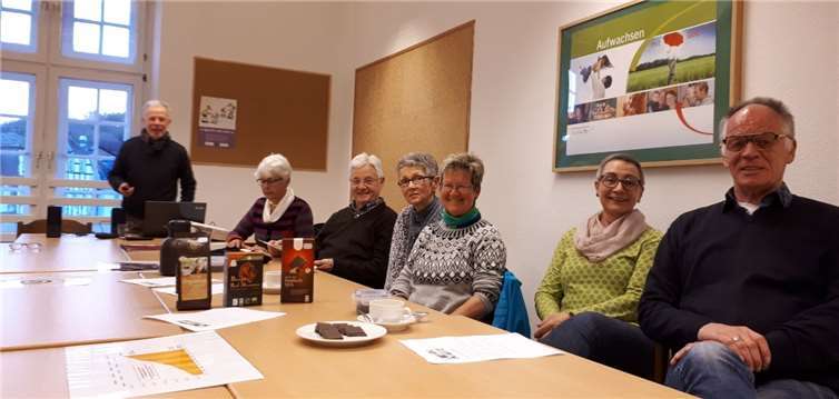 Zum ersten Themenabend, der sich dem Thema Kaffee aus fairem Handel widmete, waren sechs Teilnehmer in das historische Rathaus Linz gekommen. Foto: privat