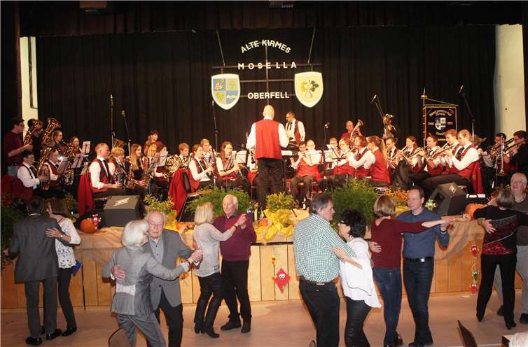 Zum ersten mal auf der Alten Kirmes aufspielend, hatten die Freunde des Mittelrheinischen Jugendblasorchesters Boppard Bad Salzig ein klasse Programm vorbereitet, mit dem sie die Halle begeisterten und die Tanzfläche füllten.privat