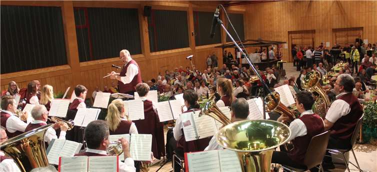Zum ersten mal in der Mosella-Halle, hatten die Freunde des Blasorchesters Rheinhöhe Karbach 1932 ein klasse Programm vorbereitet, verstanden es musikalisch zu überzeugen und gleichermaßen eindrucks- wie stimmungsvoll aufzuspielen und die Musikfreunde zu begeistern.