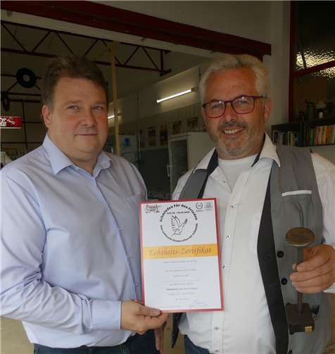 Zum erworbenen Friedensnagel gibt es auch noch ein Echtheitszertifikat, wie Schirmherr Albert Jung es vor Ort zeigte.