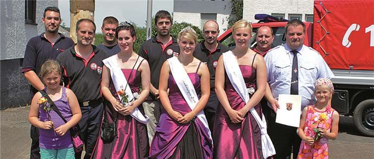 Zum feierlichen Anlass gab es noch ein Erinnerungsbild mit der Rosenkönigin Lisa und ihren Prinzessin Jacqueline und Jasmin, den Feuerwehrkameraden Marco Schäfer, Torsten Henrich, Andre Husack, Christoph Müller mit seinen Töchtern Mia und Laijana sowie mit Stefan Jachmig und Gerätewart Christian Cron. privat