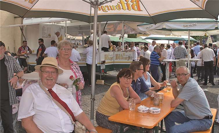 Zum fröhlichen Beisammensein trafen sich an allen vier Kirmestagen die Gäste auf dem Kapuzinerplatz.