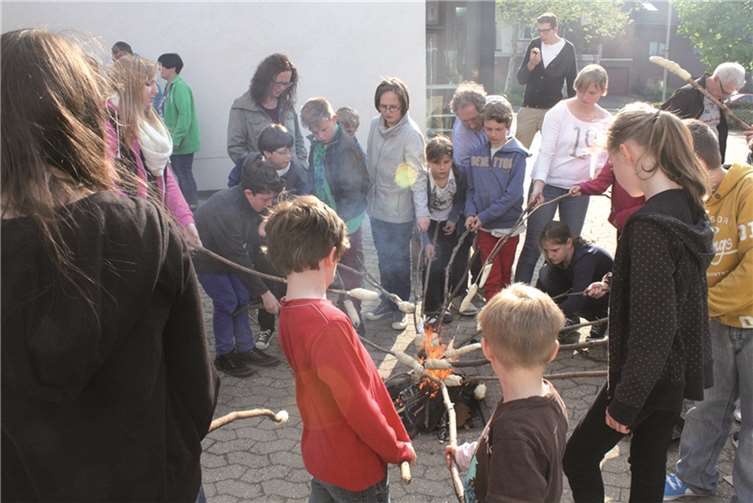 Zum gemeinsamen Abschluss wurde Stockbrot am Lagerfeuer gebacken.