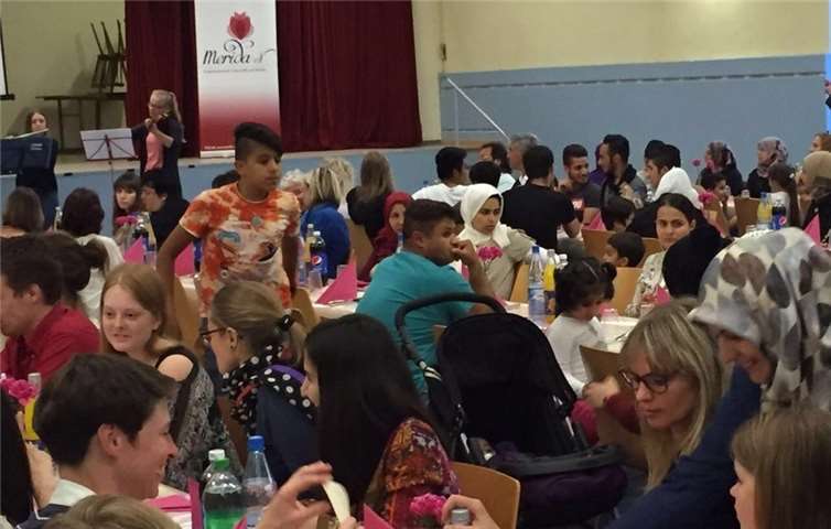 Zum gemeinsamen Fastenbrechen hatten sich zahlreiche Gäste verschiedenster Kulturkreise im Helenensaal eingefunden. privat