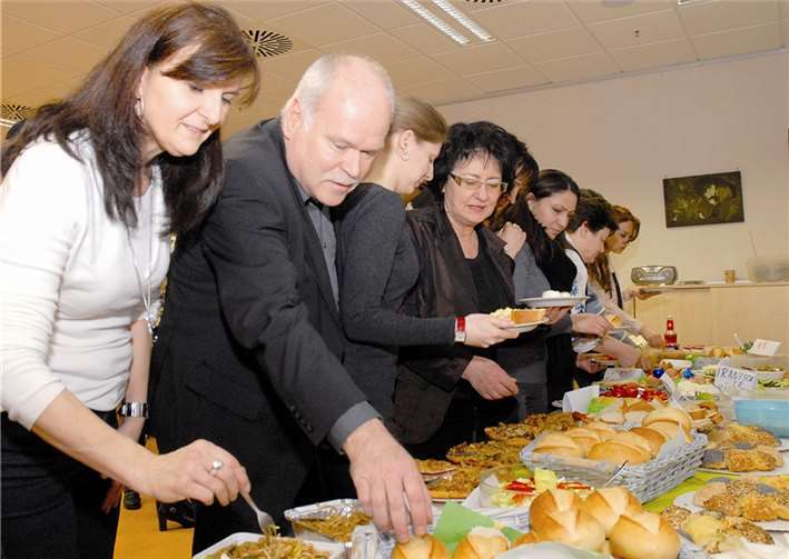 Zum gemeinsamen Frühstück waren die Teilnehmer der Integrationssprachkurse der Andernacher Volkshochschule ins Haus der Familie gekommen, wo ein Büfett mit Spezialitäten aus den verschiedenen Herkunftsländern wartete. privat