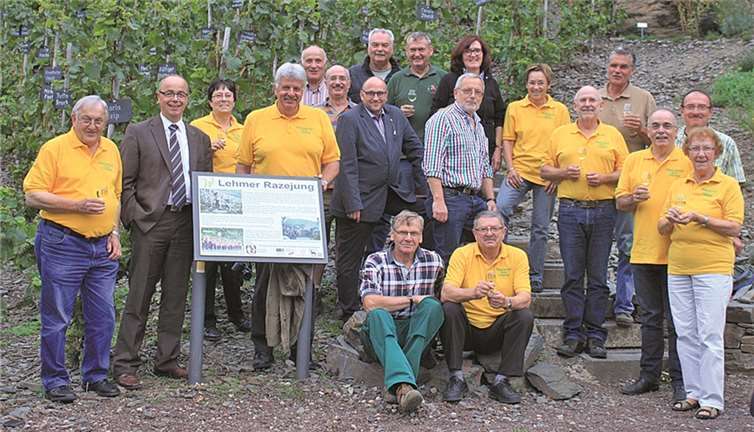 Zum gemeinsamen Gedankenaustausch trafen sich die Razejungen mit der Breyer Weinbruderschaft im Razejungenwingert. privat