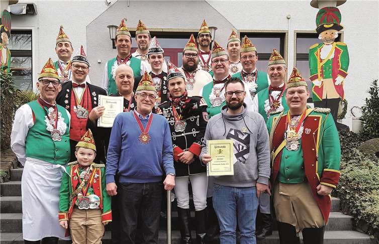 Zum gemeinsamen Gruppenfoto hatten sich alle Akteurevor dem Hotel zur Lay („Altes Casino“) eingefunden.