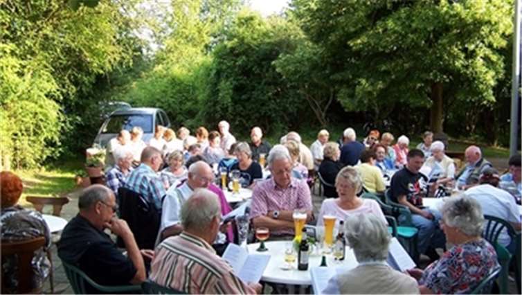 Zum gemeinsamen Singen können sich wieder sangesbegeisterte Sinziger und Nicht-Sinziger auf dem Mühlenberg treffen. privat