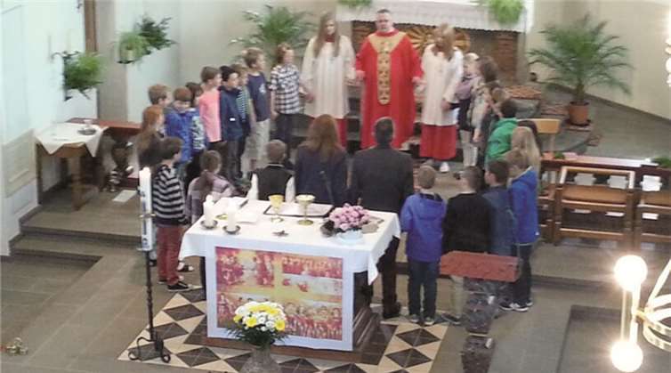 Zum gemeinsamen Vaterunser versammelten sich die Kinder mit Gemeindereferentin Andrea Ulrich und Pfarrer Röhrig um den Altar.privat