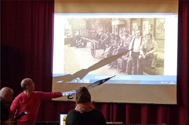 Zum genauen Fokussieren der Personen diente mangels Zeigestock eben ein Regenschirm.