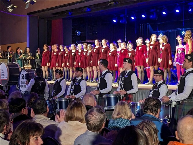 Zum großen Finale waren fast alle Künstler auf und vor der Bühne.  Fotos: KS