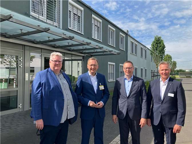 Zum intensiven Austausch in der Klinik Nette-Gut trafen sich (von links) Dr. Frank Goldbeck, Ärztlicher Direktor der Klinik Nette-Gut, der Koblenzer Bundestagsabgeordnete Josef Oster, Dr. Alexander Wilhelm, Geschäftsführer des Landeskrankenhauses und dessen Stellvertreter und Kaufmännischer Direktor der Rhein-Mosel-Fachklinik Andernach Dr. Thorsten Junkermann.  Foto: Markus Wakulat/Landeskrankenhaus (AöR)