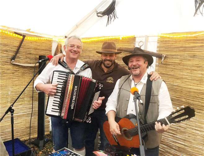 Zum kleinen Jubiläum spielten „Die Steiner“ zünftige Musik auf ihren volkstümlichen Instrumenten.