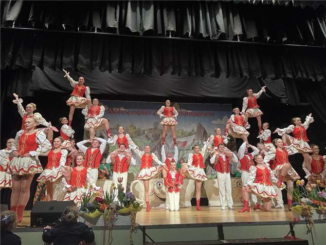 Zum krönenden Abschluss aller Tänze marschierte dann das Tanzcorps Rot-Weiß Vettelschoß auf die Bühne und begeisterte mit großem Erfolg das Publikum.