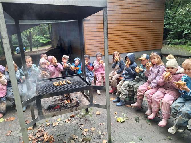 Zum krönenden Abschluss gab es dann eine wohlverdiente Stärkung: Würstchen und Stockbrot über dem Feuer. Foto: Kita Paukenzwerge