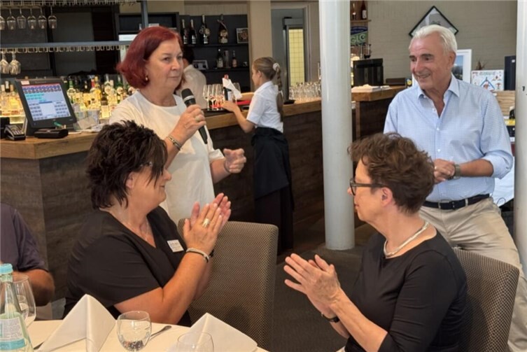 Zum launigen Abendprogramm begrüßten Ulrike Dobrowolny (2.vl, stehend), Vorstand der Hospiz-Stiftung Rhein-Ahr-Eifel, und GLC-Präsdent Andreas Zeitler (rechts) die Gäste im Clubhaus