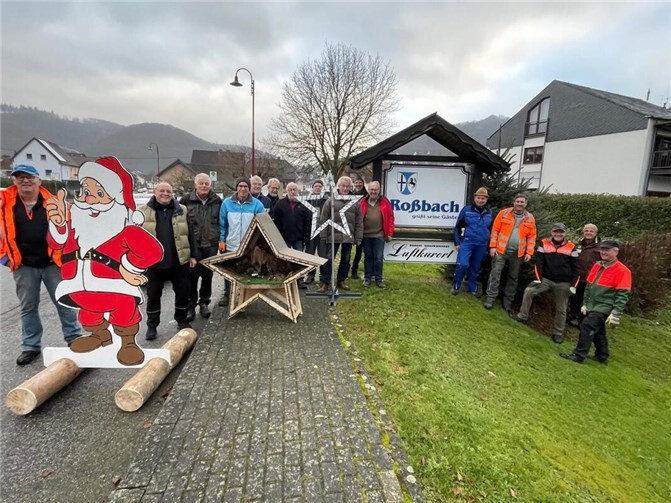 Zum letzten Arbeitseinsatz in diesem Jahr trafen sich die Rentner am Ortseingang, bevor die vorweihnachtlichen Arbeiten begannen. Bernd Kötting und Rainer Müller hatten drei lebensgroße Weihnachtsmänner hergestellt und wunderschön bemalt. Hans-Peter Lehnert hatte darüber hinaus einen überdimensionalen Stern mit inliegender Krippe gebastelt.  Foto: Rudolf Boden